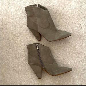 Vince Camuto Movinta Suede Bootie Size4 Great Condition